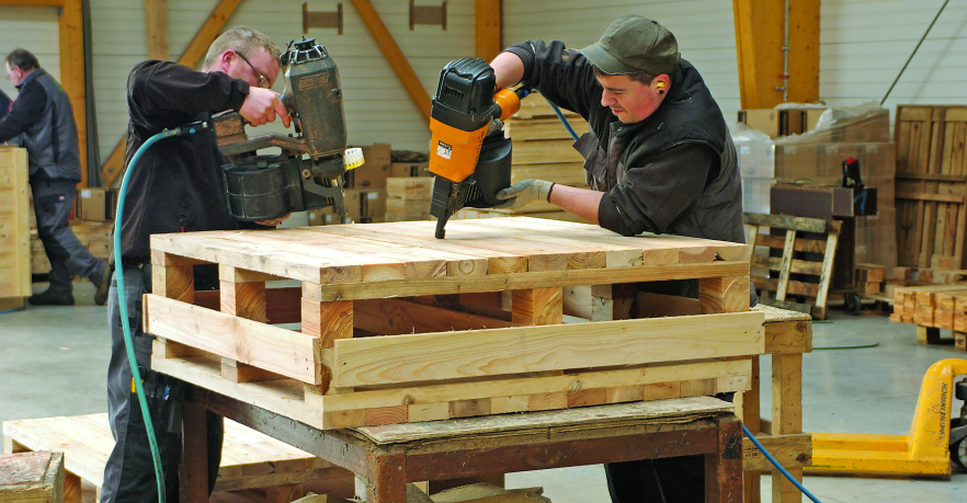 Ouvriers travaillant sur un caisson en bois
